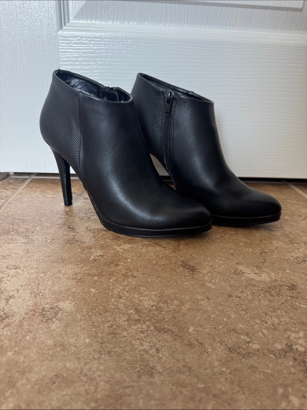 Sophie17 Black Pointed-Toe Stiletto Ankle Booties